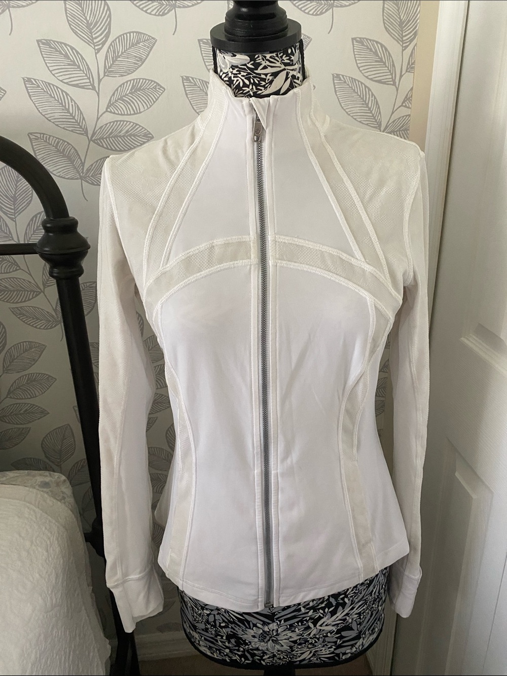Lululemon White Define Jacket with ivory floral “flocked” panels Size 10